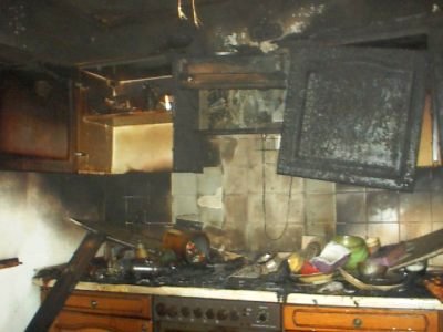 Die Küche nach dem Löschen des Brandes.    