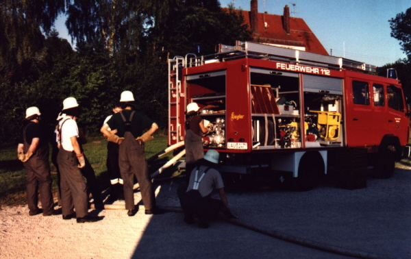 Die angehenden Maschinisten an der Heckpumpe des LF8/6 der Feuerwehr Hüttenbach