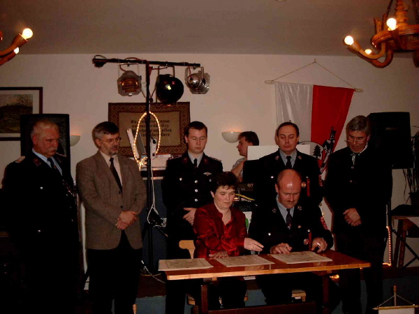Die beiden Vorstände der FF Scheibenberg und FF Hüttenbach beim unterzeichnen der Urkunde