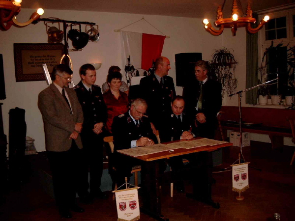 Die Partnerschaftsurkunde wird von den Kommandanten der FF Scheibenberg und FF Hüttenbach unterschrieben