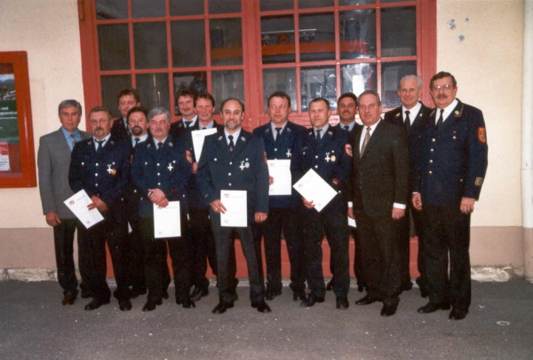 Die geehrten aktiven Feuerwehrmänner der Gemeinde zusammen mit Führungskräften, Bürgermeister und Landrat