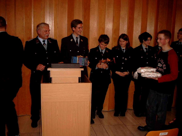 Die Jugendfeuerwehr bei der Übergabe der Gastgeschenke von der FF Scheibenberg