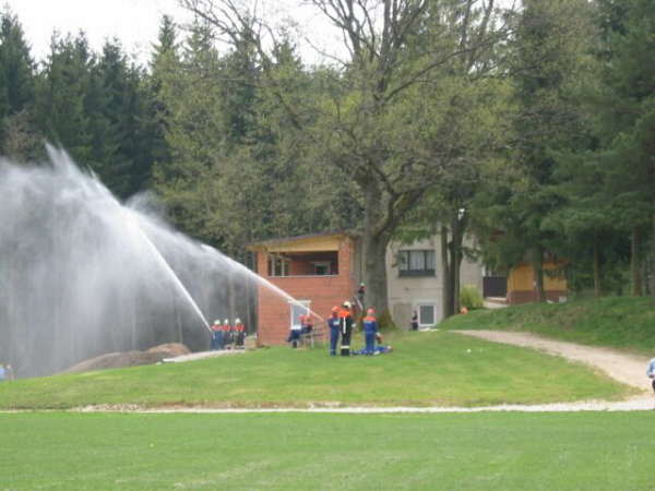 Die Jugendgruppen bei der Brandbekämpfung des Hüttenbacher Sportheims