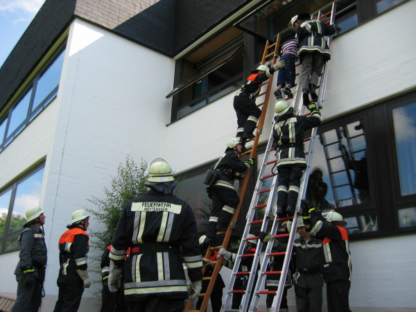 Schüler werden über Leitern gerettet