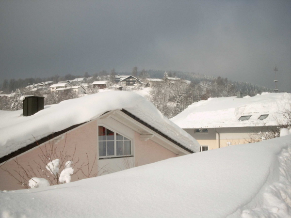 Schneebedeckte Dächer von Hauzenberg
