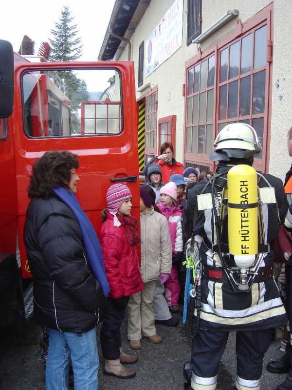 Der Klasse wird gezeigt, wie aus einem Feuerwehrmann ein Atemschutzträger wird