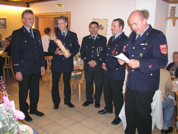 Hans Zitzmann zusammen mit der Führung der Feuerwehr