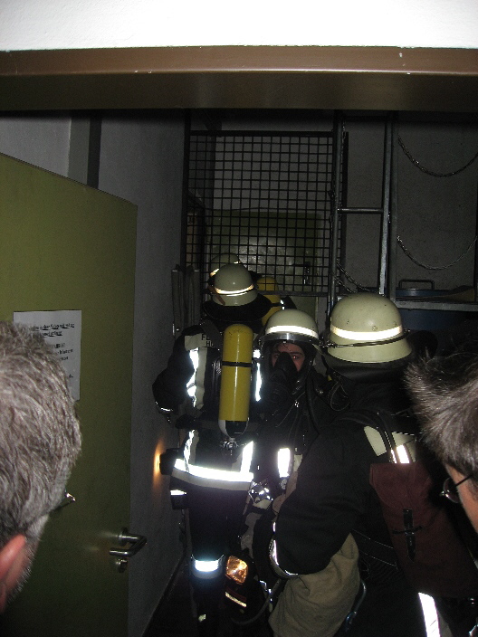 Der Atemschutztrupp vor dem Eingang in den Gitterkäfig 