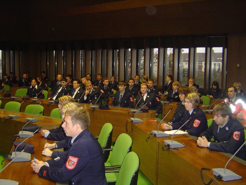Die Teilnehmer im großen Sitzungssaal des Landratsamts