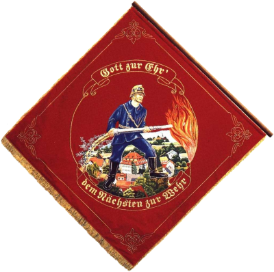 Vereinsfahne der FF Hüttenbach, rote Seite: Feuerwehrmann steht vor Ortskern Hüttenbachs